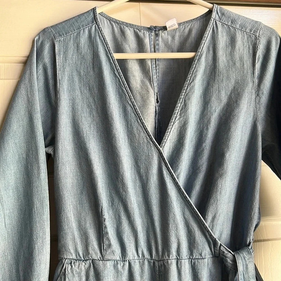 Old Navy Chambray Long Sleeve Wide leg Cropped Jumpsuit women’s size Medium - Picture 8 of 15